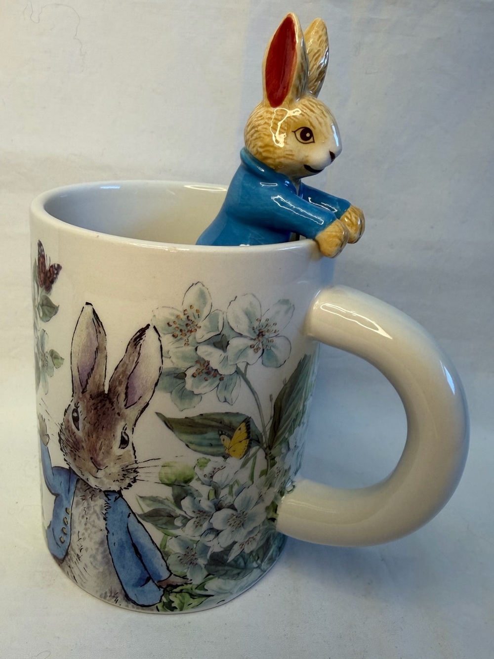NEW Beatrix Potter World Of Peter Rabbit Mug Bunny Hanging on Rim Zrike Brands